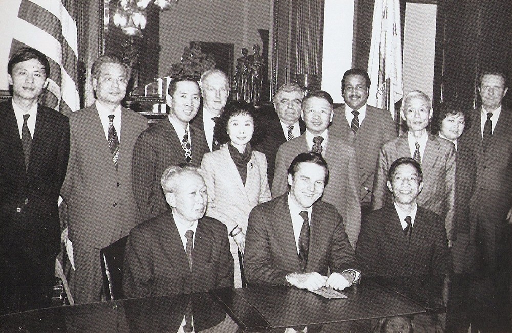 web1、1982年汪潔總經(jīng)理在美國新澤西州拜訪州長凱恩先生及加州州務(wù)卿徐敏小姐.jpg