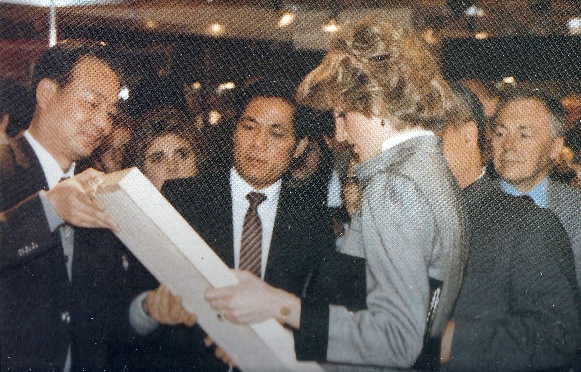 web3、1985年汪潔總經(jīng)理在英國倫敦《理想家庭博覽會》上向戴安娜王妃贈送《戴安娜王妃》刺繡像。王妃連連稱贊“非常像”.jpg