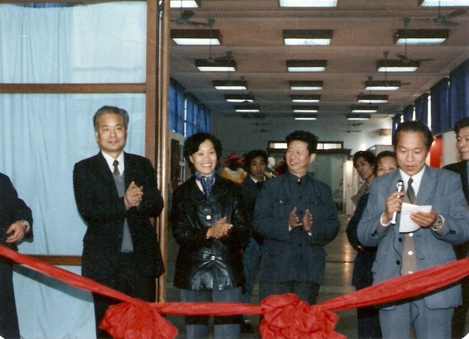 web5、 1987年2月工藝美術(shù)學(xué)校第一屆畢業(yè)典禮。省二輕總經(jīng)理葉榮寶、浙江美院院長肖峰與我司總經(jīng)理汪潔參加剪彩典禮.jpg